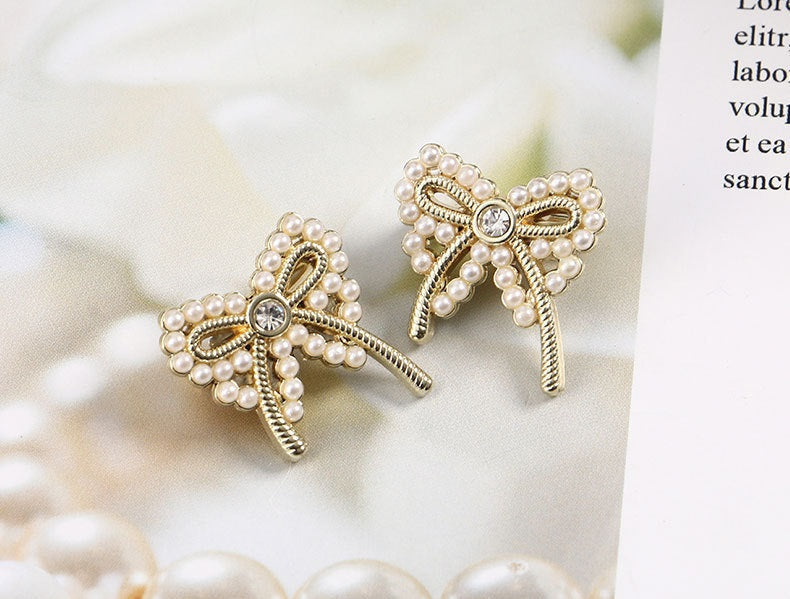 golden bow brooch with pearl detailing and rhinestone centre for an elegant touch to any Christmas party outfit. 